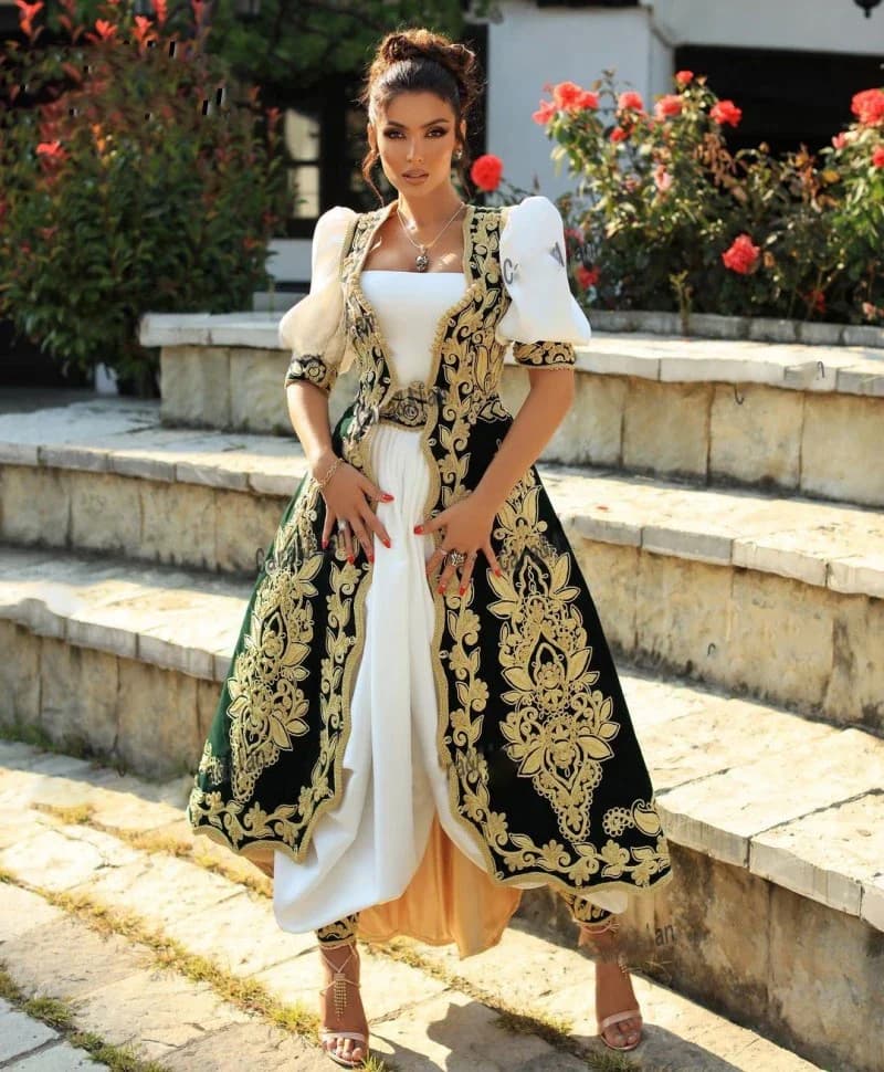 Traditionele Albanese avondjurken met jas met lange mouwen, op maat gemaakte gouden kanten appliqué Kosovo Prom Party Jurken Outfits