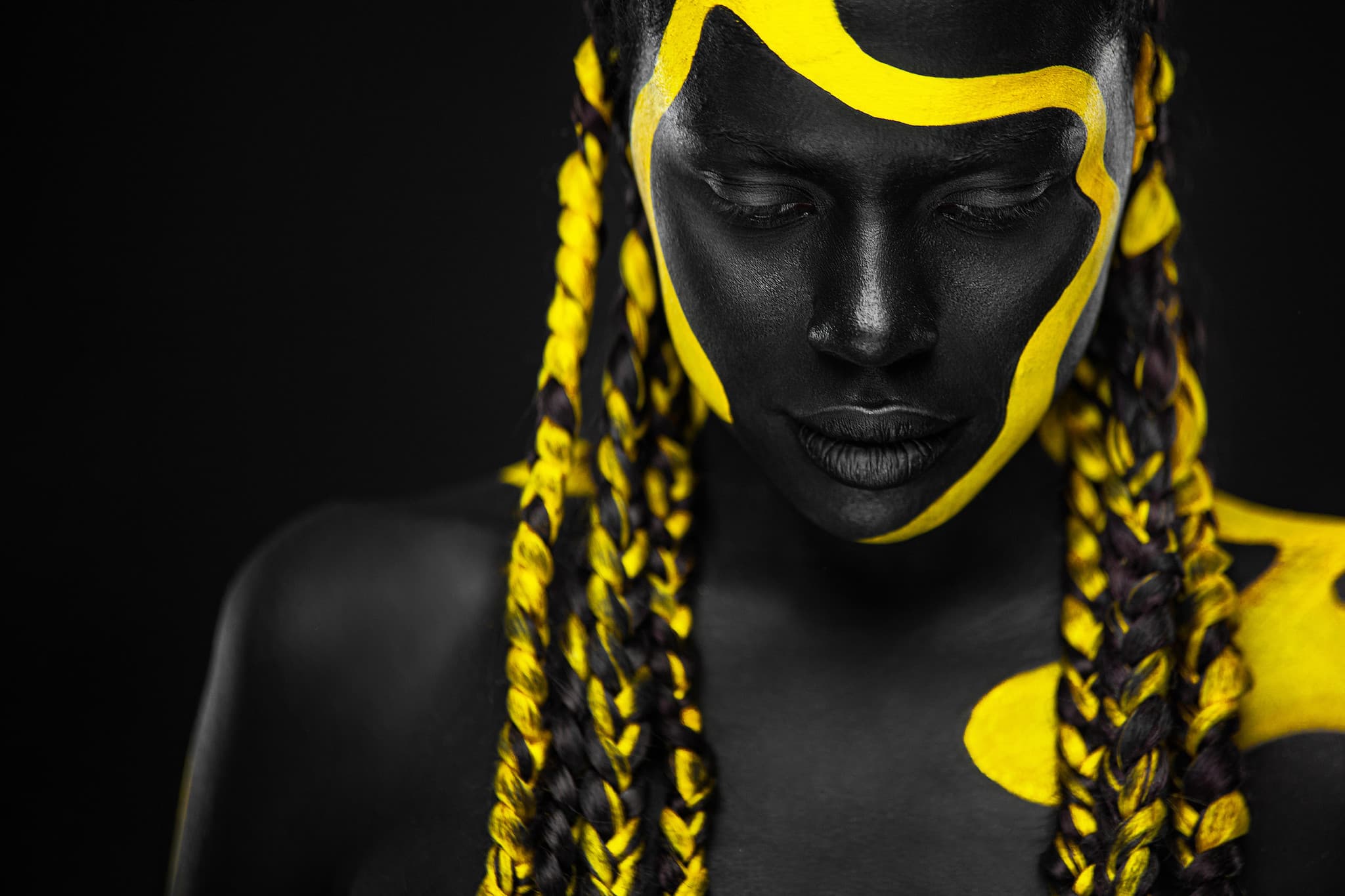 Schilderij - Bodypaint, Geel, Premium print en stevig verpakt in bubbel plastic en kartonnen doos