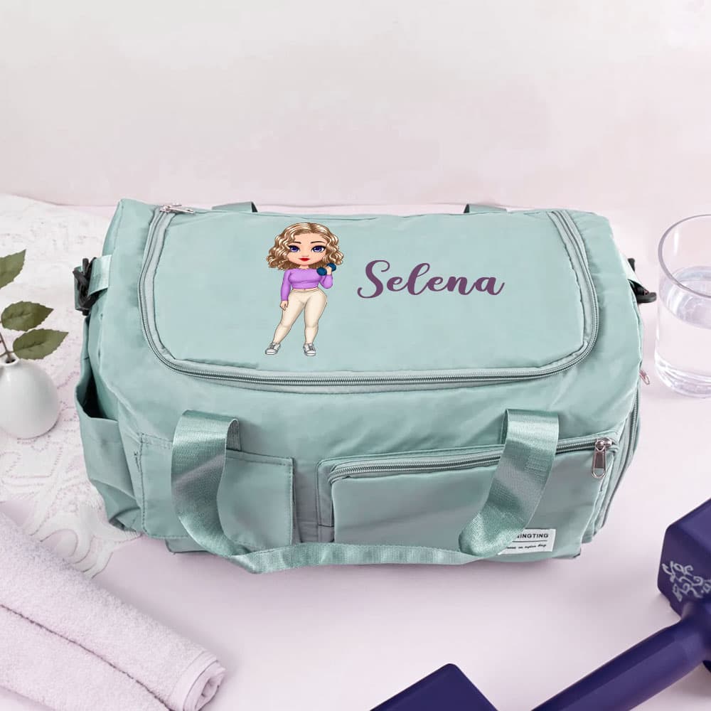 Gepersonaliseerde Cartoon Yoga Fitness Meisje Grote Naam Weekender Reistas met Meerdere Compartimenten en Schouderriem Verjaardag Sportcadeau voor