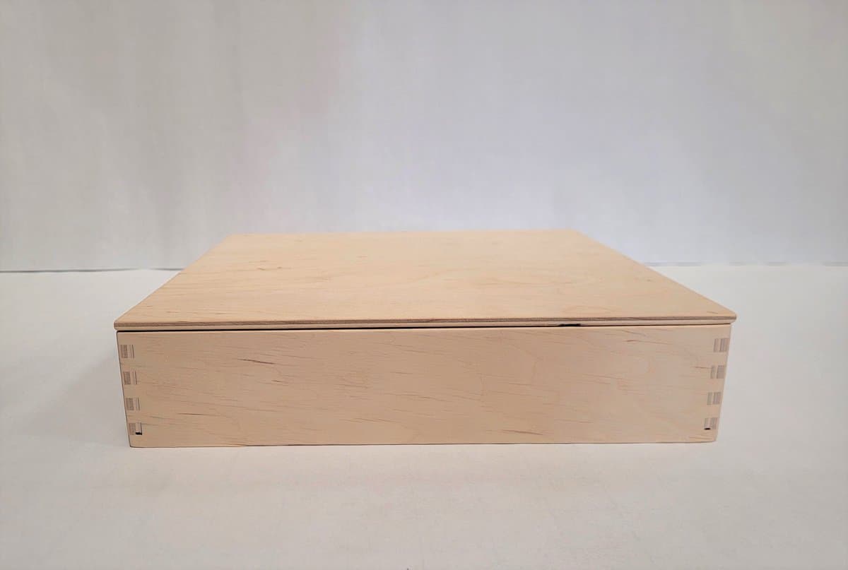 Alexander Toys houten speelbak - sensorisch speelgoed met deksel 25x25x5 cm.